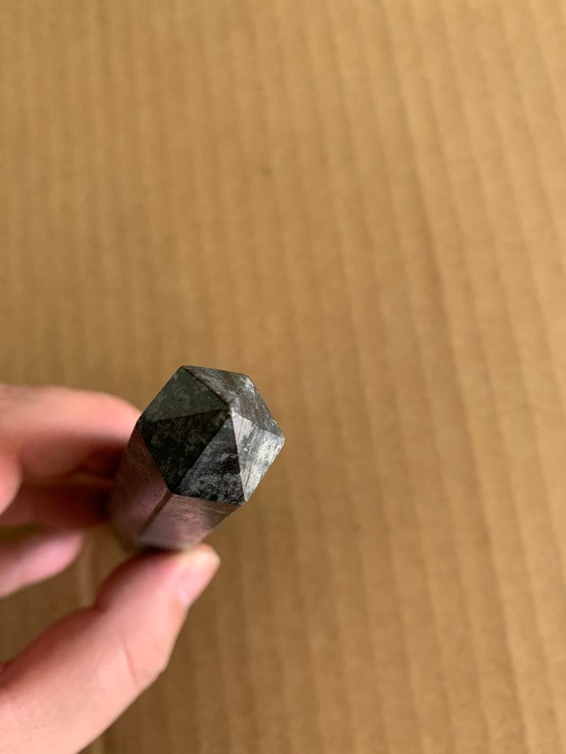 「R315」隕石 新疆鉄隕石（隕鉄） 六角柱 置物 約14cm
