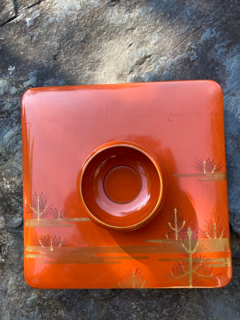 京都の美しいヴィンテージ品　昭和8年　漆器セット 鶴　盃　金箔装飾　正月　大晦日