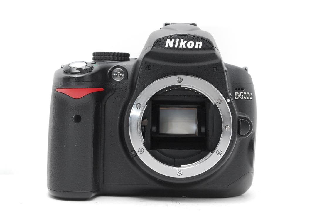 使用感少の美品　Nikon D5000　スマホ転送　動画・自撮りできる万能モデル